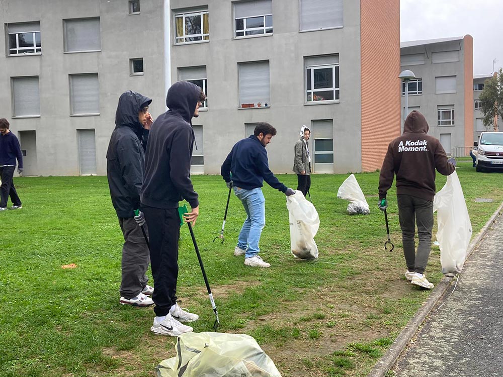 Ramassage de déchet sur le campus de l'IMT Mines à Albi.